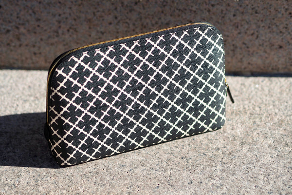 By Malene Birger Bae medium toalettmappe i sort, laget av polyvinylklorid, med skinndetaljer og et slitesterkt bomullsmateriale på innsiden.