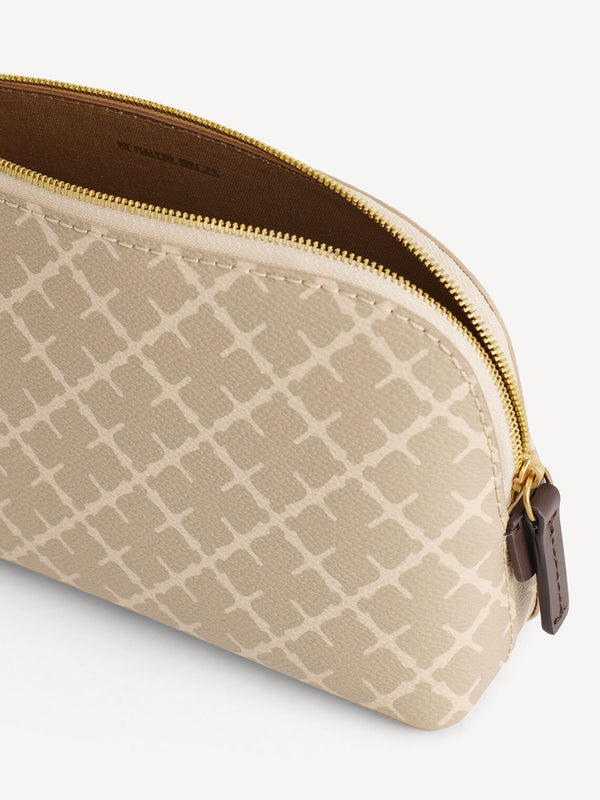 By Malene Birger Bae Small sminkepung i beige, laget av polyvinylklorid med Signature Flower-print.