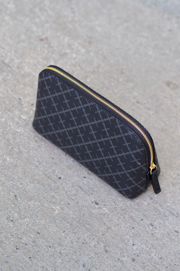 By Malene Birger Bae Small sminkepung i koksgrå, laget av polyvinylklorid med Signature Flower-print.