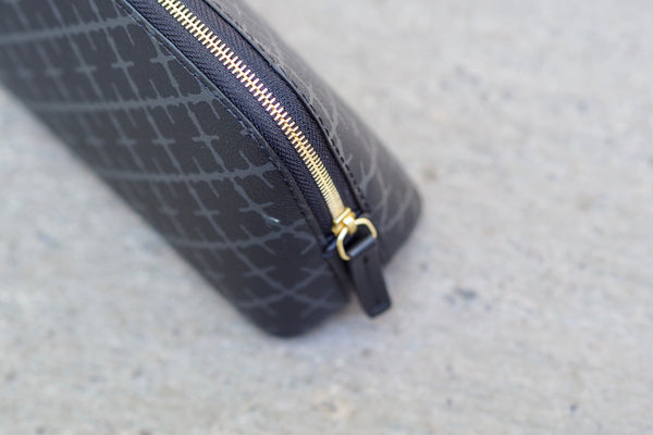 By Malene Birger Bae Small sminkepung i koksgrå, laget av polyvinylklorid med Signature Flower-print.