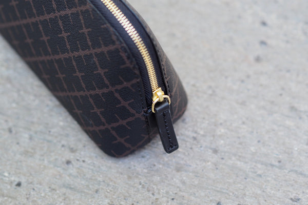 bae small. toalettmappe, polyvinyl chloride, mørkebrun, by malene birger