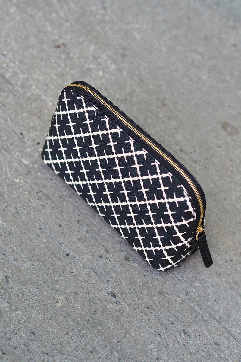 By Malene Birger Bae Small sminkepung i sort, laget av polyvinylklorid med Signature Flower-print.