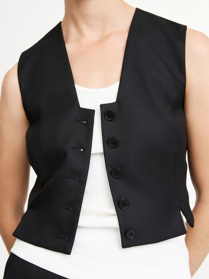 By Malene Birger Bettas vest i sort, et feminint nøkkelplagg med en androgyn look.