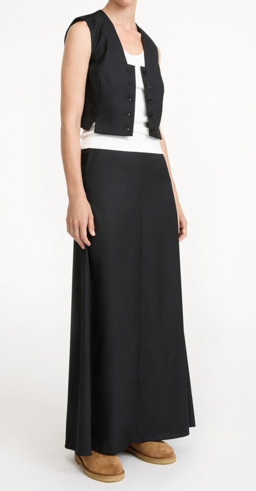 By Malene Birger Bettas vest i sort, et feminint nøkkelplagg med en androgyn look.