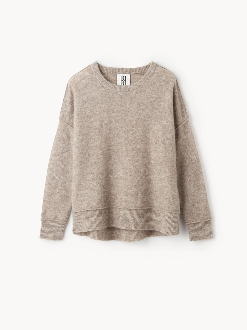 By Malene Birger Biagorms genser i beige mohair og ull, med oversized passform og vrengte sømmer.