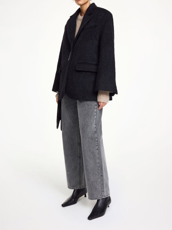 By Malene Birger Biena blazer i svart, laget av en blanding av ull og alpakka med en oversized passform.