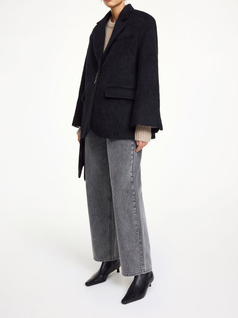 By Malene Birger Biena blazer i svart, laget av en blanding av ull og alpakka med en oversized passform.