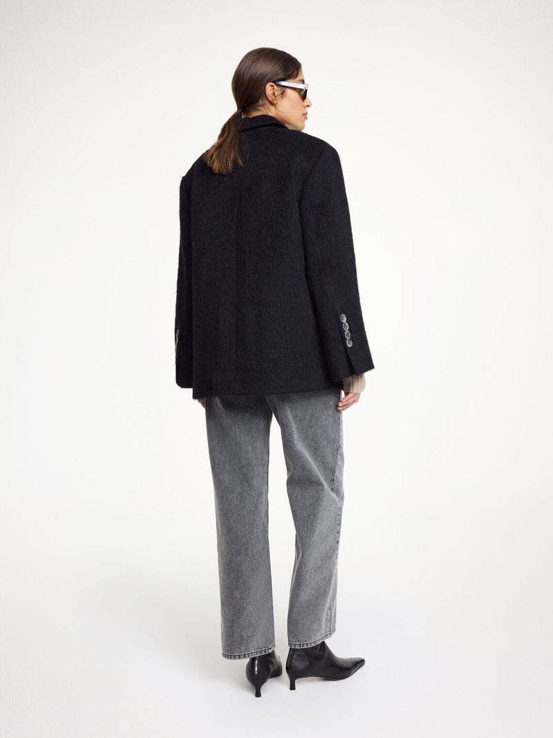 By Malene Birger Biena blazer i svart, laget av en blanding av ull og alpakka med en oversized passform.