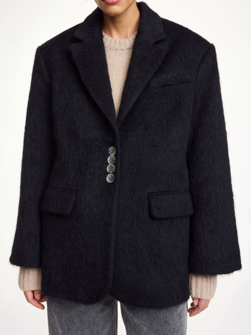 By Malene Birger Biena blazer i svart, laget av en blanding av ull og alpakka med en oversized passform.