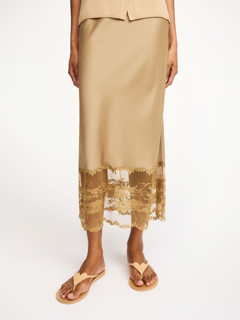 By Malene Birger Blake skjørt i beige, med blonderkant og et asymmetrisk snitt, laget av acetat og polyester.