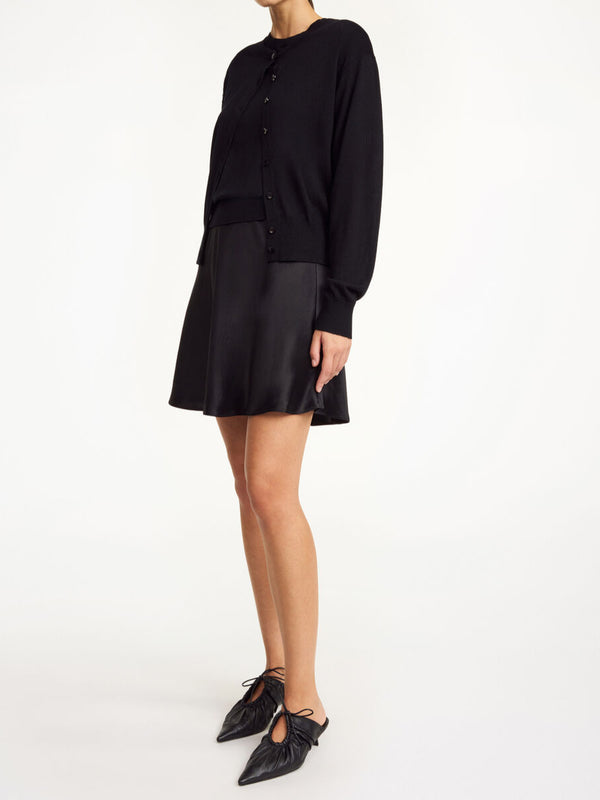 By Malene Birger Bobbas kort skjørt i sort, med en nett lengde og naturlig stretch, laget av en blanding av acetat og polyester.