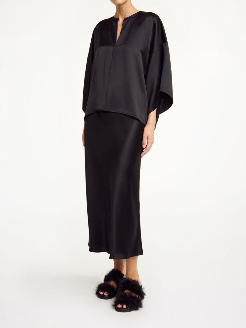 By Malene Birger Boshan satengskjørt i sort, med elegant snitt, asymmetrisk design og laget av acetat og polyester.