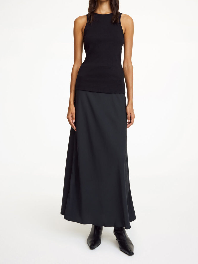 By Malene Birger Boshan skjørt i svart, laget av 100% acetat, med elegant snitt, asymmetrisk design og strikk i livet.