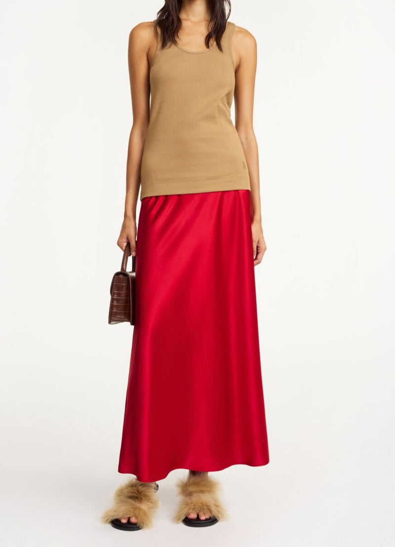 By Malene Birger Boshan skjørt i rød, med et elegant snitt, asymmetrisk design og laget av acetat og polyester.