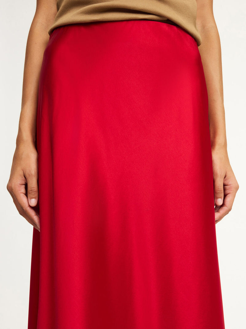 By Malene Birger Boshan skjørt i rød, med et elegant snitt, asymmetrisk design og laget av acetat og polyester.