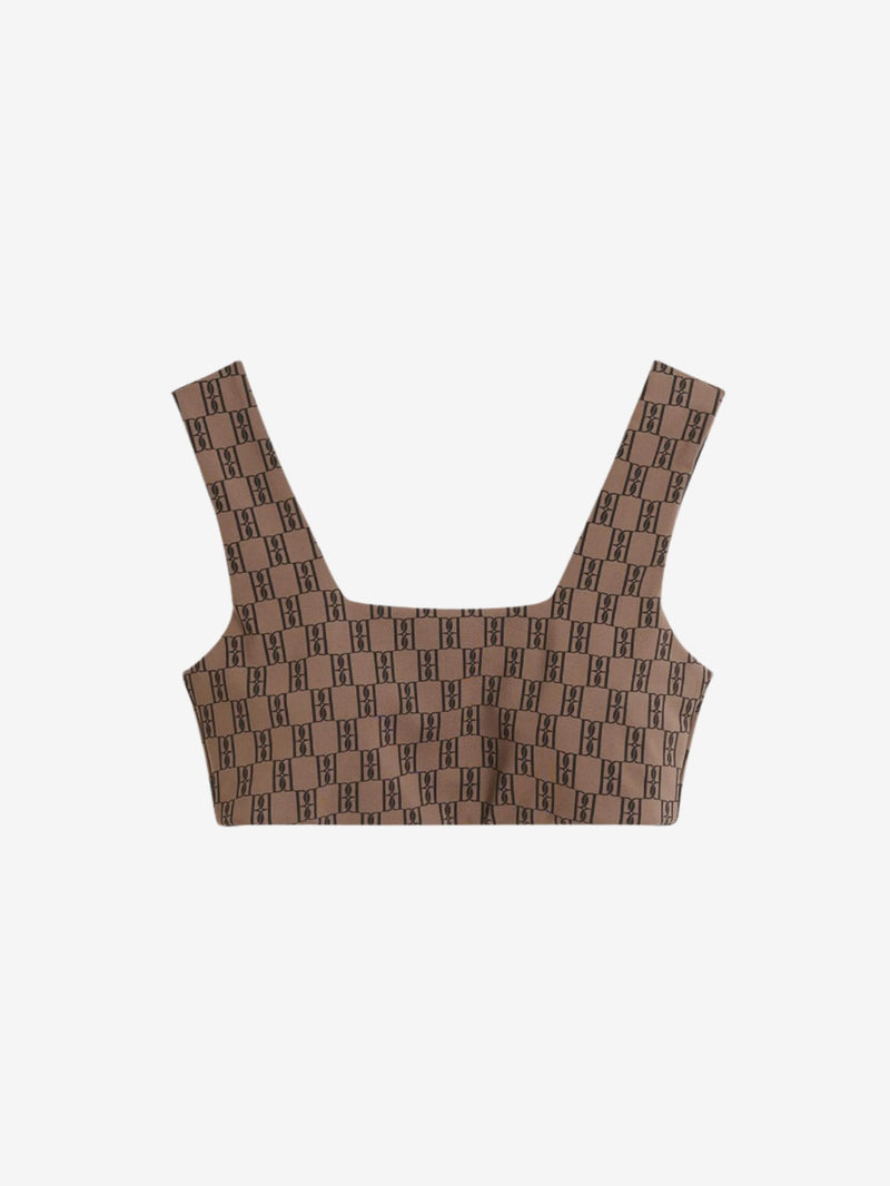 By Malene Birger Braga treningstopp i brun, med monogrammønster og elastisk bånd rundt livet, laget av resirkulert polyamid, polyamid og elastan.