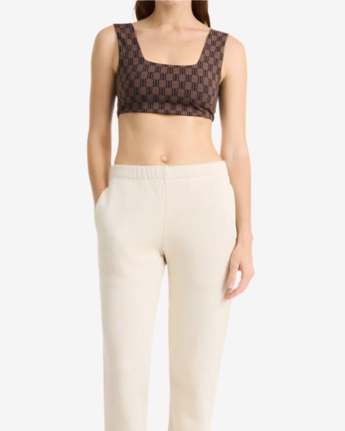 By Malene Birger Braga treningstopp i brun, med monogrammønster og elastisk bånd rundt livet, laget av resirkulert polyamid, polyamid og elastan.