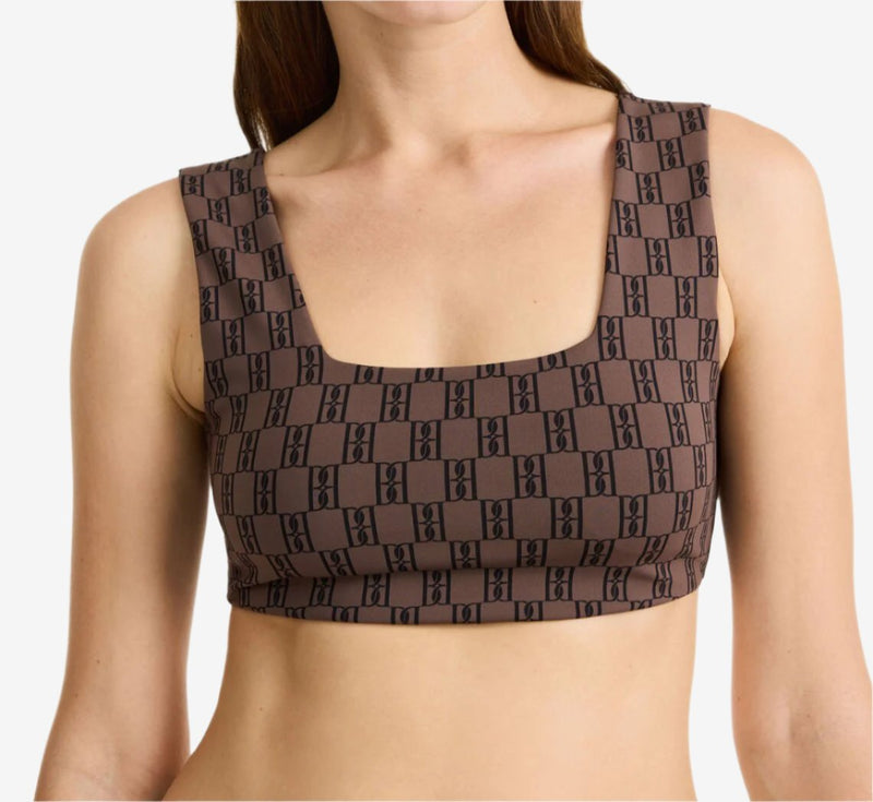 By Malene Birger Braga treningstopp i brun, med monogrammønster og elastisk bånd rundt livet, laget av resirkulert polyamid, polyamid og elastan.