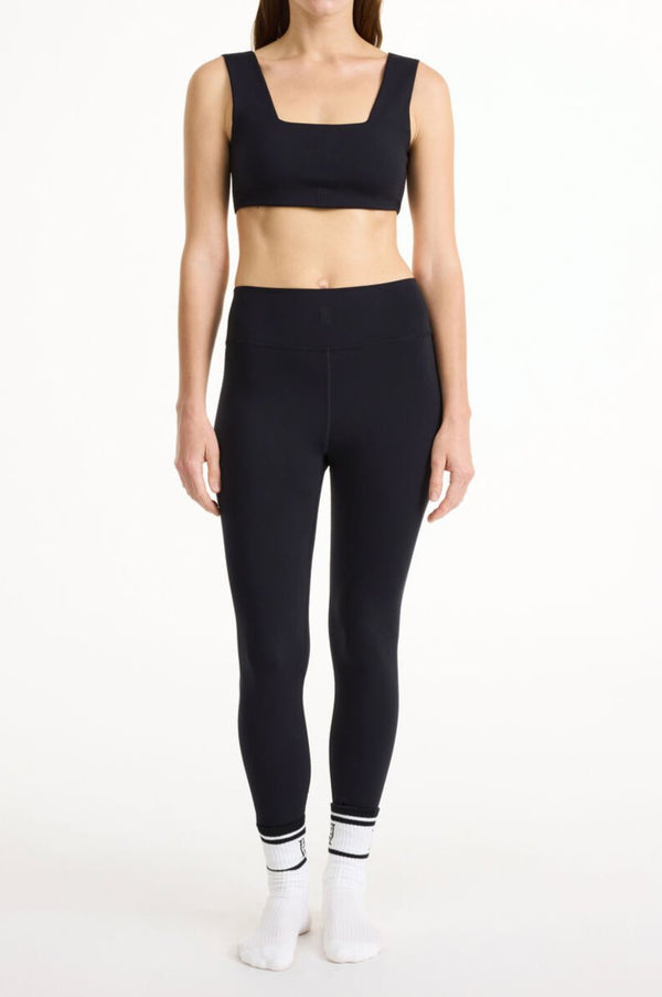 By Malene Birger Braga treningstopp i svart, med monogrammønster og elastisk bånd rundt livet, laget av resirkulert polyamid, polyamid og elastan.