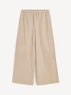 By Malene Birger Cabello bukser i beige, laget av en blanding av lyocell og lin, med strikk i livet og vide ben.