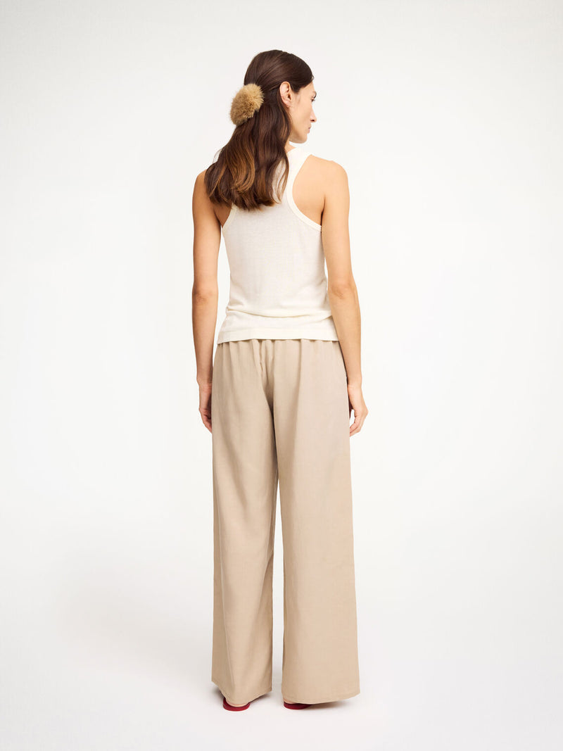By Malene Birger Cabello bukser i beige, laget av en blanding av lyocell og lin, med strikk i livet og vide ben.