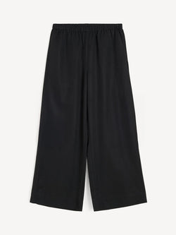 By Malene Birger Cabello bukser i sort, laget av en blanding av lyocell og lin, med strikk i livet og vide ben.