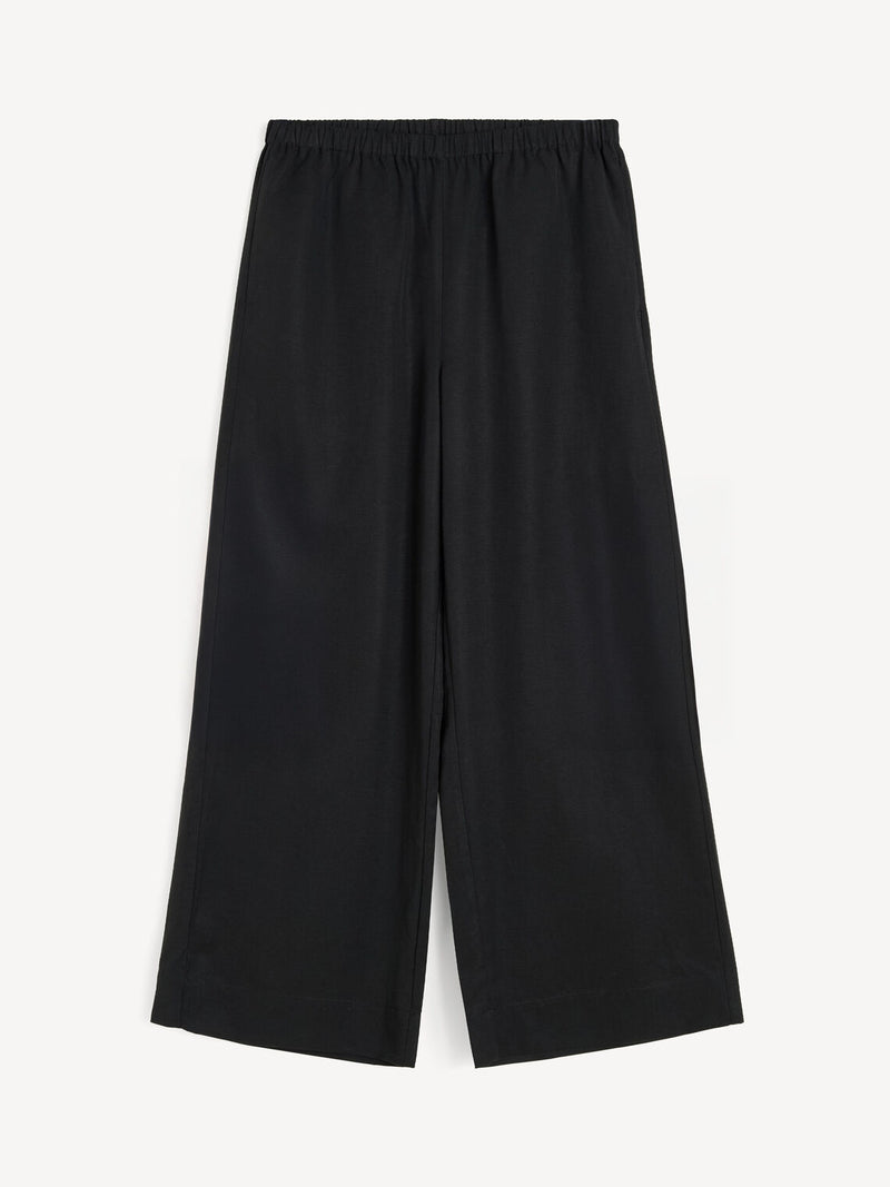 By Malene Birger Cabello bukser i sort, laget av en blanding av lyocell og lin, med strikk i livet og vide ben.