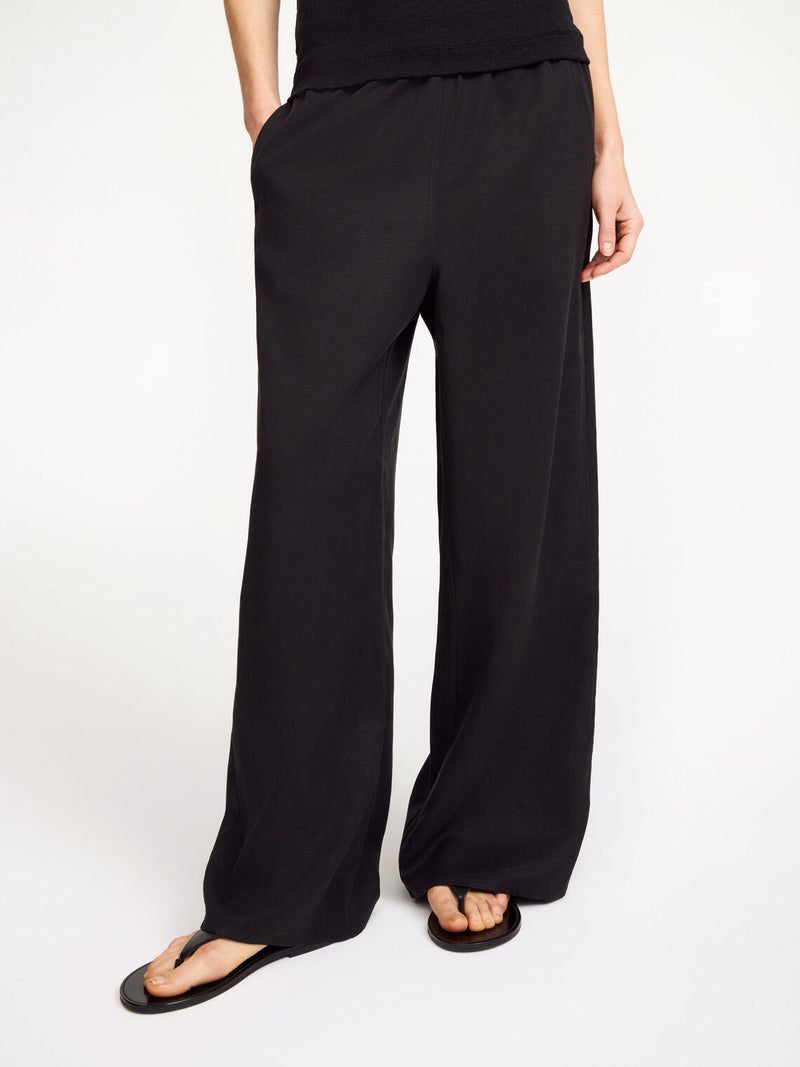 By Malene Birger Cabello bukser i sort, laget av en blanding av lyocell og lin, med strikk i livet og vide ben.
