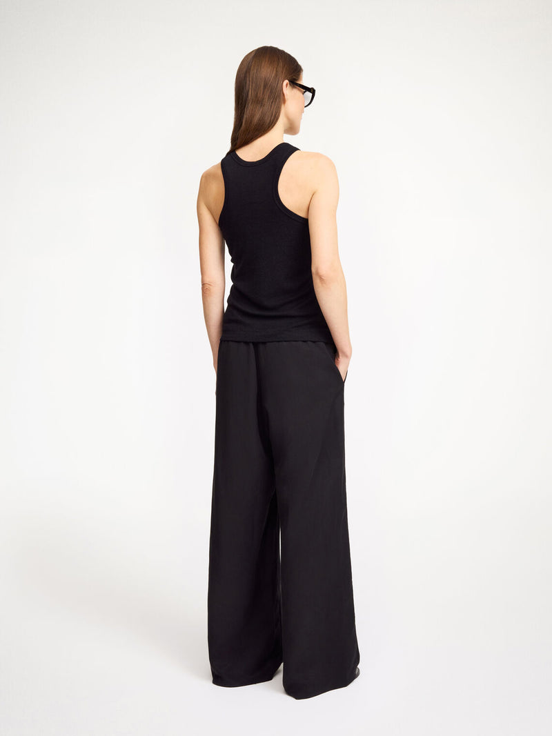 By Malene Birger Cabello bukser i sort, laget av en blanding av lyocell og lin, med strikk i livet og vide ben.