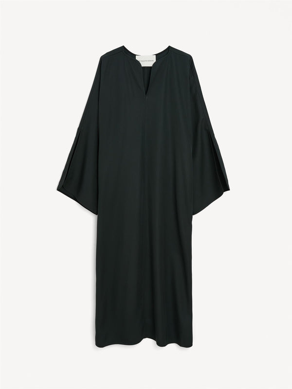 By Malene Birger Cais kjole i sort, laget av lett acetat, med ankel lang lengde, nett v-utringing og splitt på ermene.