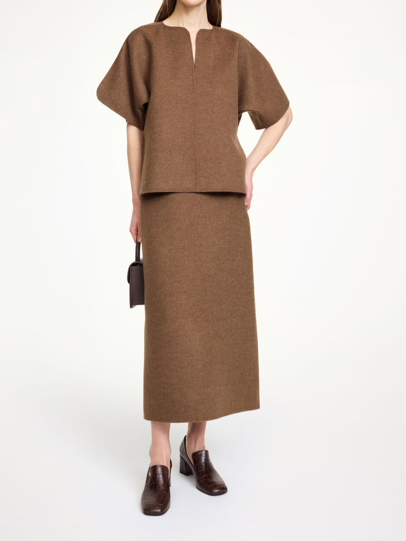 By Malene Birger Calle bluse i brun, laget av 100% ull, med v-utringning og splitt på ermene.