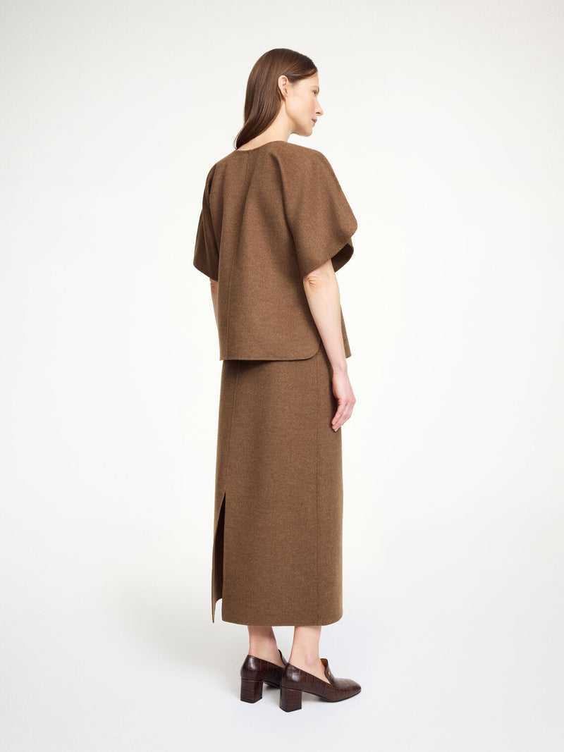 By Malene Birger Calle bluse i brun, laget av 100% ull, med v-utringning og splitt på ermene.