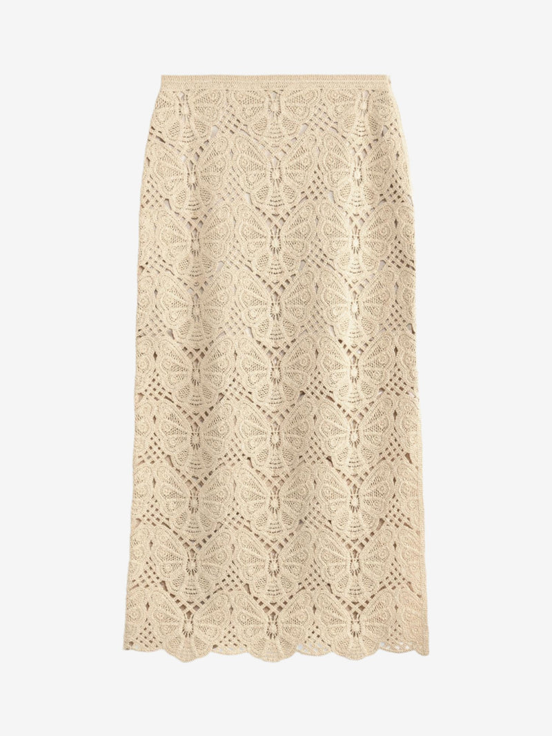 By Malene Birger Cantala heklet maxi-skjørt i kremfarget, med sommerfuglmotiv, splitt i siden og laget av bomull og resirkulert polyamid.