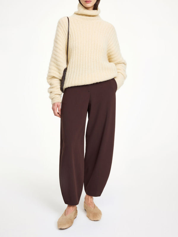 By Malene Birger Carlien bukse i mørkebrun, med en flatterende kongleform og høyt liv, laget av resirkulert polyester, viskose og elastan.