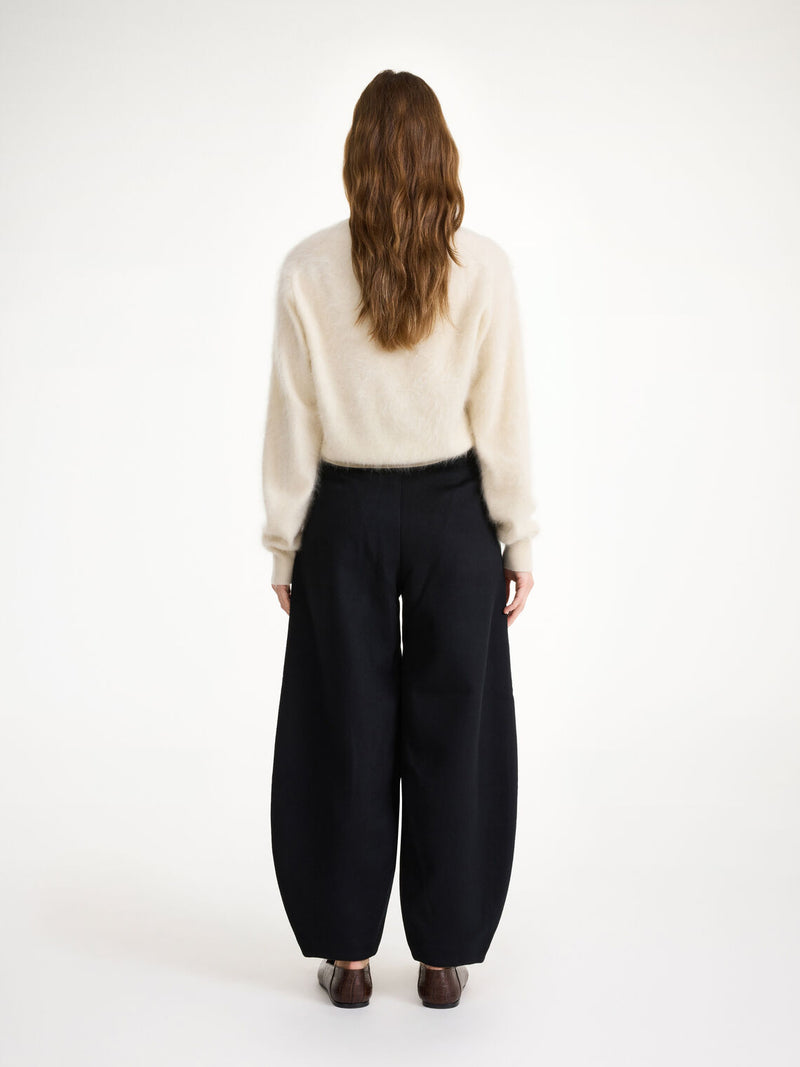 By Malene Birger Carlien bukse i sort ull, med en kongle-formet shape og høyt liv.