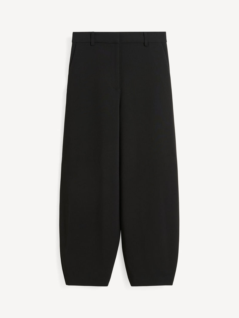 By Malene Birger Carlien bukse i sort, med en flatterende, kongle-formet shape og høyt liv.