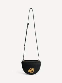 By Malene Birger Cebelle liten veske i sort kuskinn, med Swirl-motiv och justerbar axelrem.