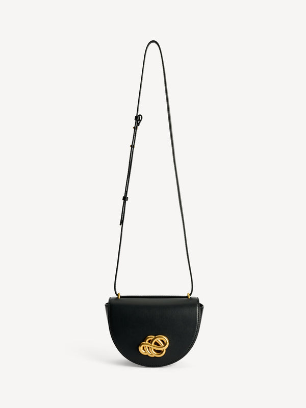 By Malene Birger Cebelle liten veske i sort kuskinn, med Swirl-motiv och justerbar axelrem.