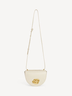 By Malene Birger Cebelle skulderveske i glatt, hvit skinn, med et Scribble-motiv og justerbar skulderrem