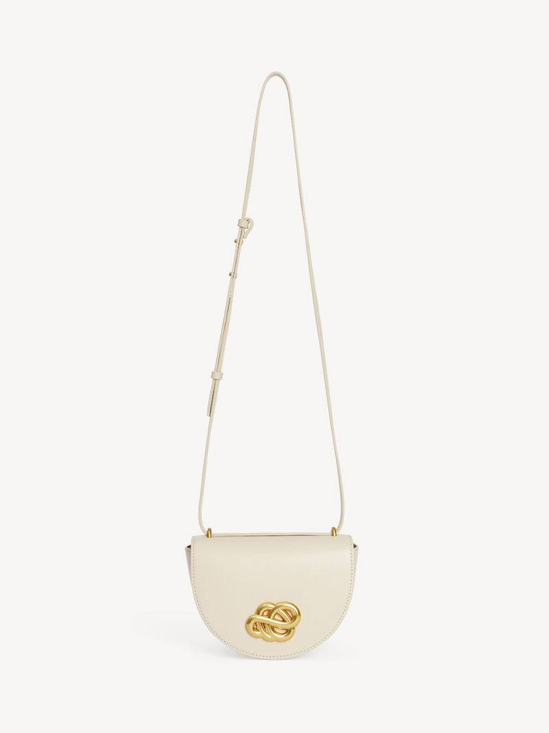 By Malene Birger Cebelle skulderveske i glatt, hvit skinn, med et Scribble-motiv og justerbar skulderrem