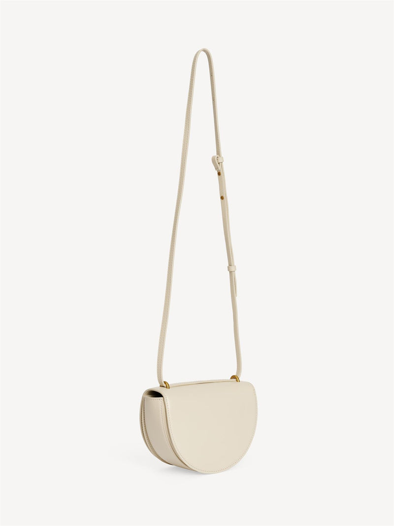 By Malene Birger Cebelle skulderveske i glatt, hvit skinn, med et Scribble-motiv og justerbar skulderrem