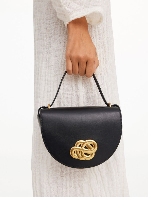 By Malene Birger Cebelle skulderveske i glatt, sort skinn, med et Scribble-motiv og justerbar skulderrem.