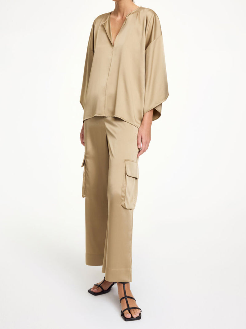 By Malene Birger Cicie bluse i beige, laget av acetat og polyester, med en løs passform, albuelange ermer og v-utringning.