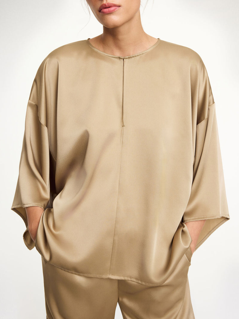 By Malene Birger Cicie bluse i beige, laget av acetat og polyester, med en løs passform, albuelange ermer og v-utringning.