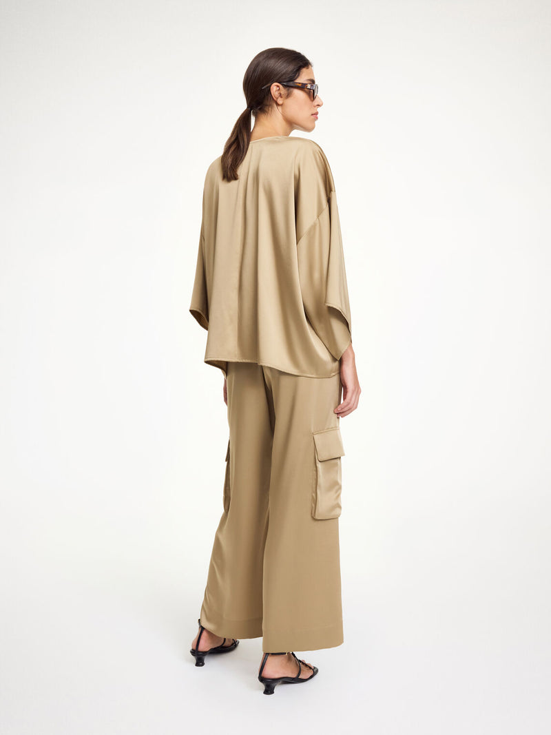 By Malene Birger Cicie bluse i beige, laget av acetat og polyester, med en løs passform, albuelange ermer og v-utringning.