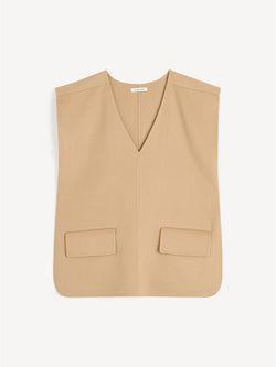 By Malene Birger Cilia vest i beige, laget av 100% ull, med en oversized passform, splitt i sidene og v-utringning.
