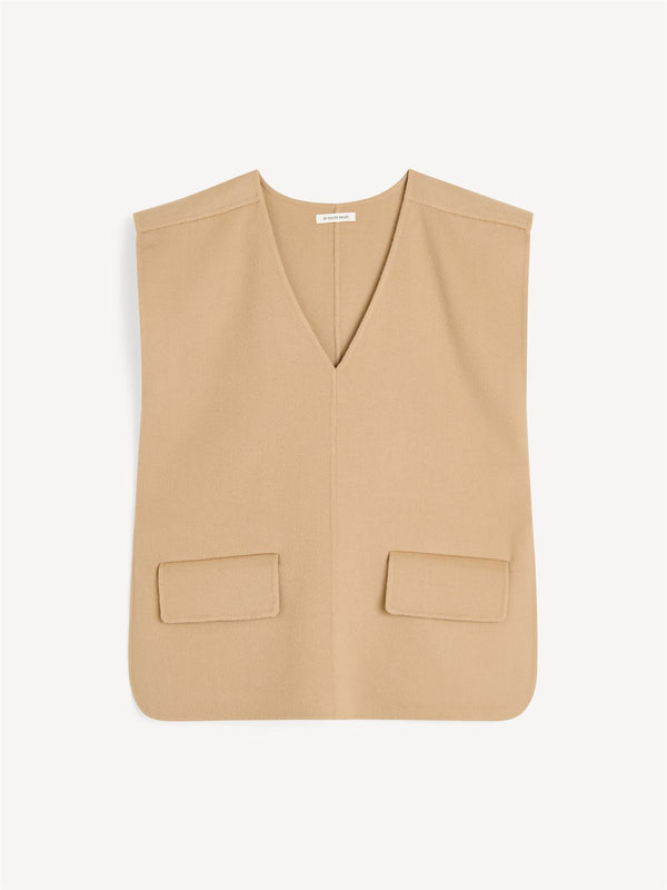 By Malene Birger Cilia vest i beige, laget av 100% ull, med en oversized passform, splitt i sidene og v-utringning.