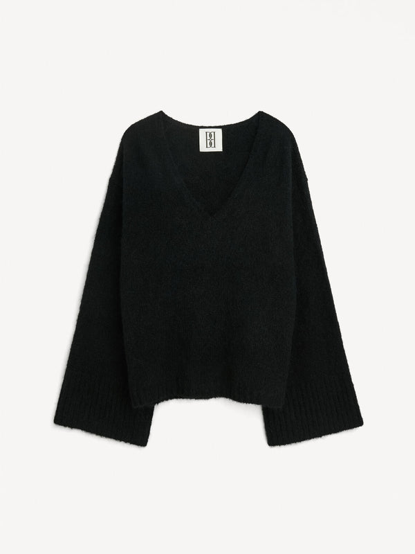 By Malene Birger Cimone genser i sort, med nett V-utringning, laget av en blanding av ull, mohair og polyamid.