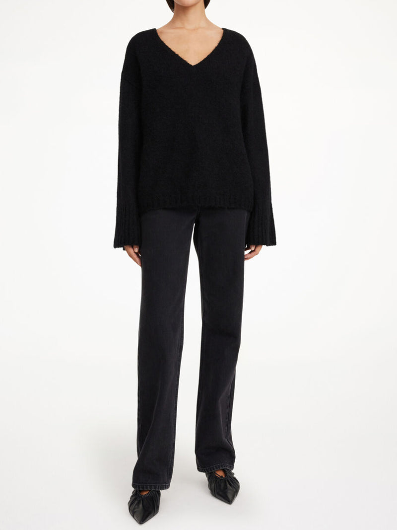 By Malene Birger Cimone genser i sort, med nett V-utringning, laget av en blanding av ull, mohair og polyamid.