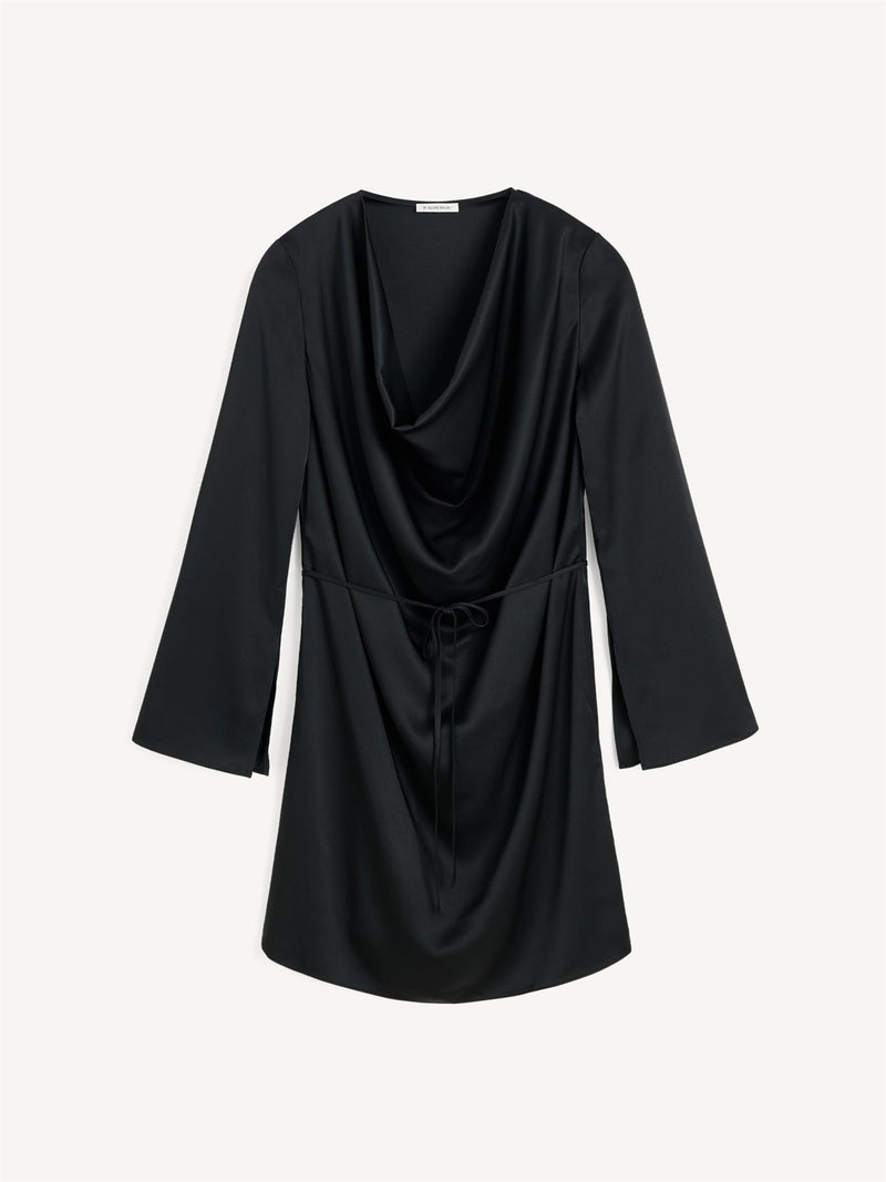 By Malene Birger Cornelia kjole i sort, med en drapert utringning og avtagbart belte, laget av acetat og polyester.